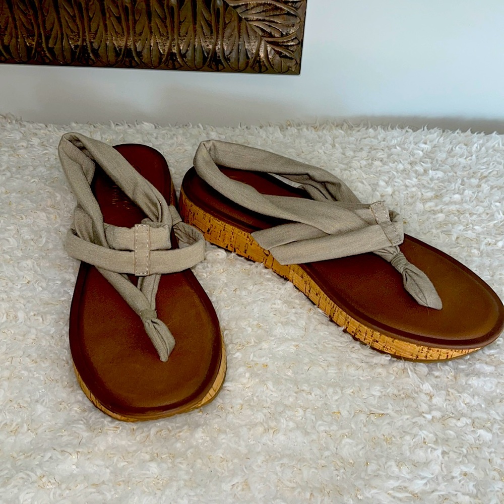 Skechers Luxe Foam slip on sandals, flip flops